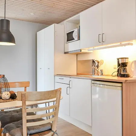 2 Bedroom Beautiful In Apartman Hvide Sande